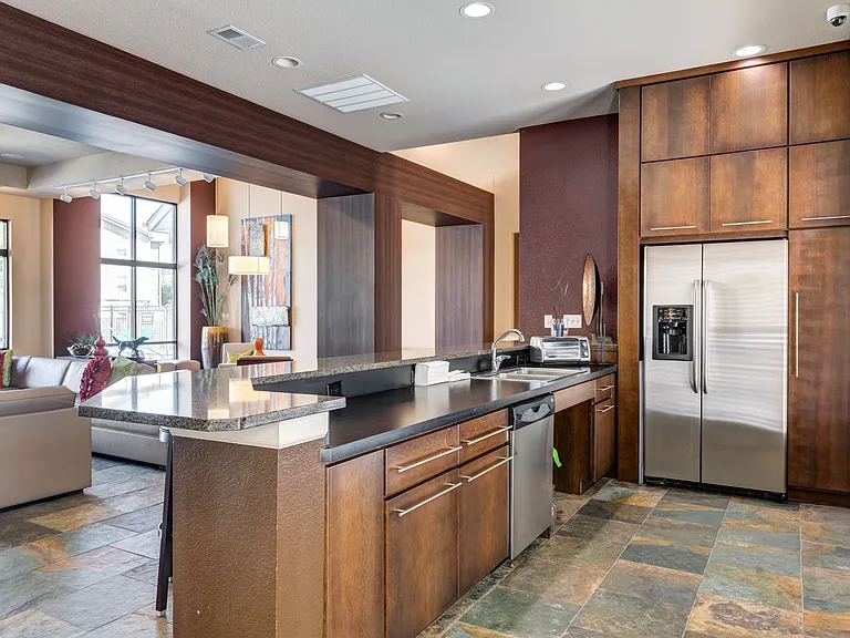 Utilize the convenient community kitchen