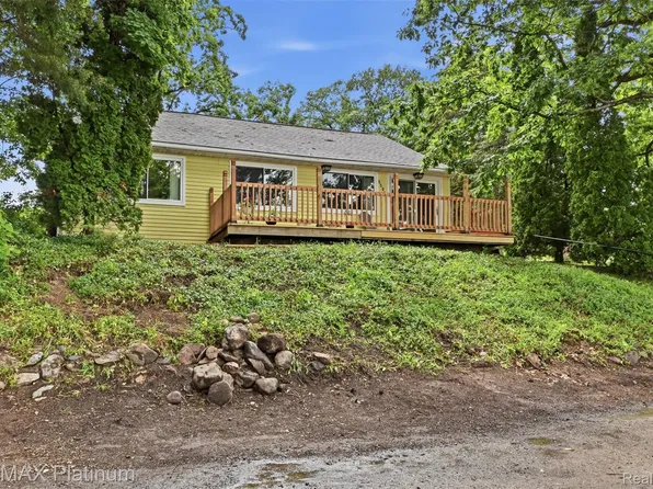 5504 Wildwood Dr, Howell, MI 48843