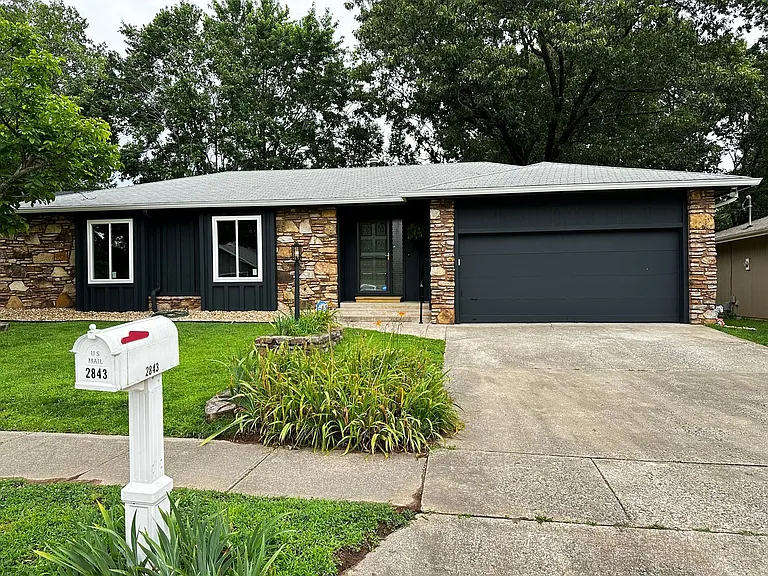2843 E Eastwood St — Photo 2