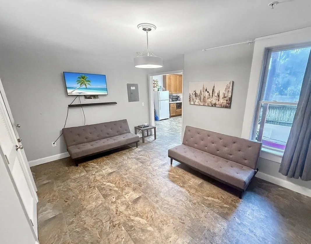 4 bed, 4.0 bath, 3800 sqft, $996 — Photo 4