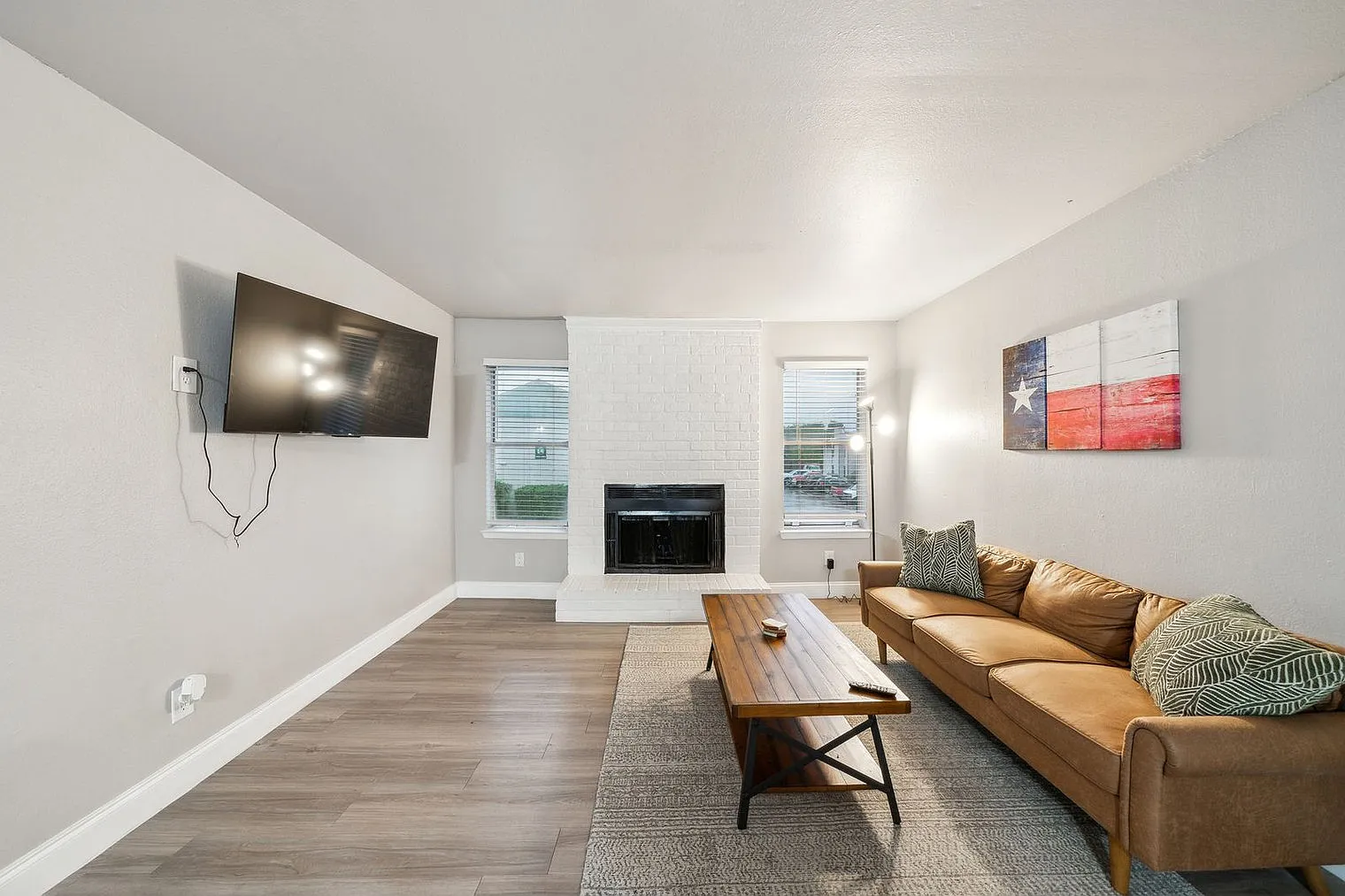 2 bed, 2.0 bath, 947 sqft, $2,496 — Photo 3