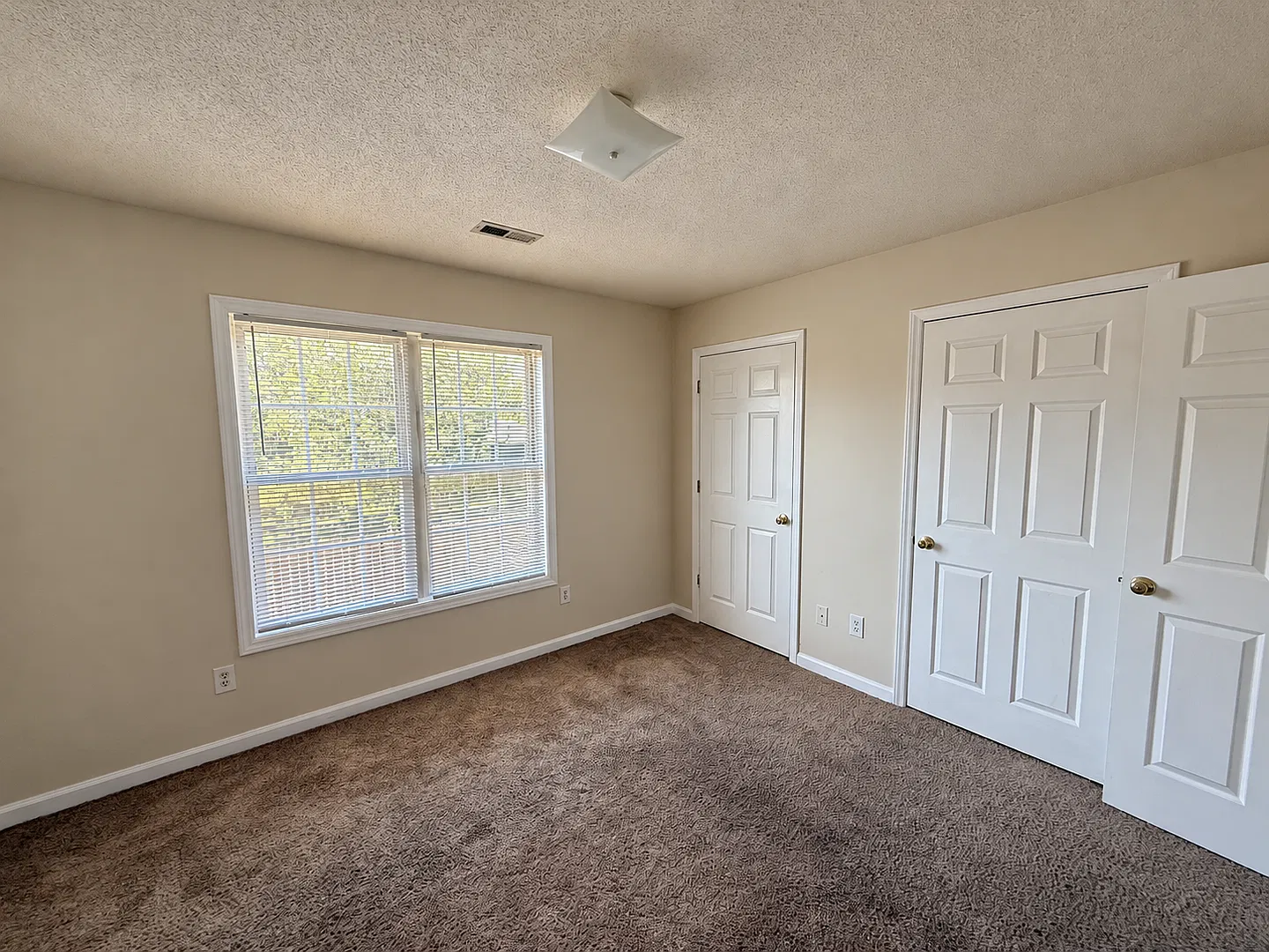 614 E Parker St — Photo 4