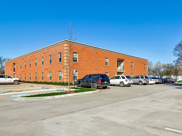 College Pointe Apartments — Photo 1