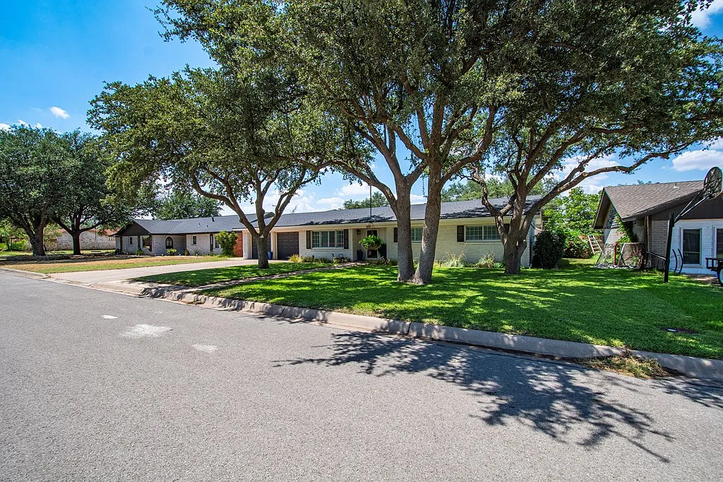 3 bed, 2.0 bath, 2315 sqft, $2,850 — Photo 3