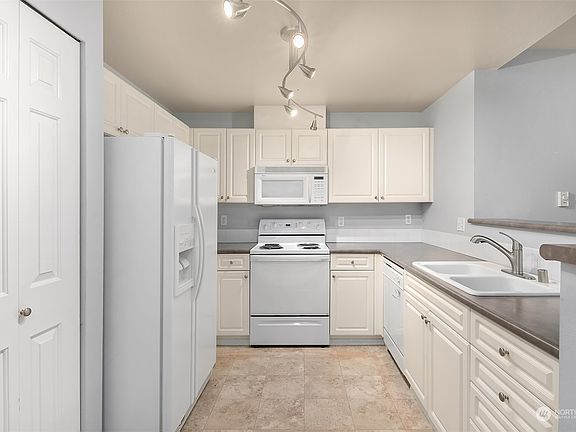 4th image of 14714 Admiralty Way #B205