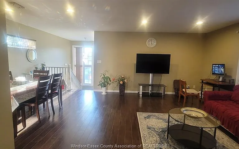 2680 Teedie Cres — Photo 3