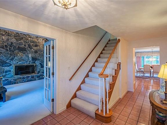4th image of 301 Churchill Dr