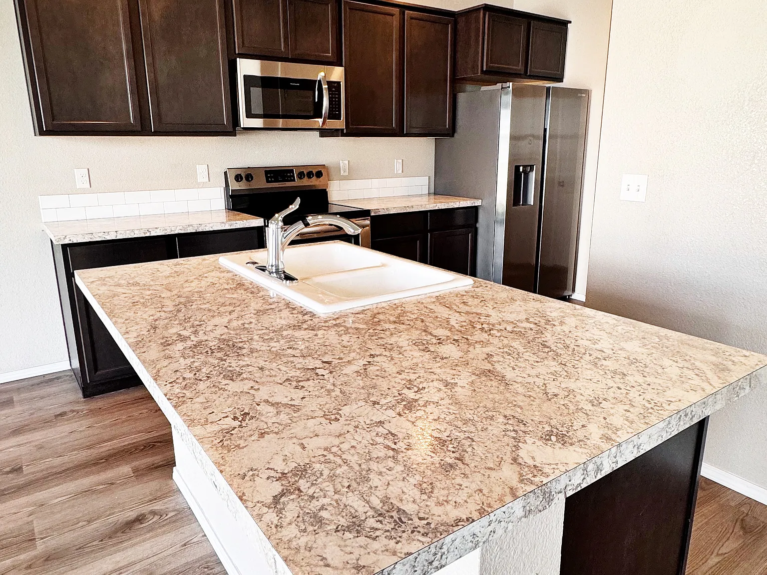 3 bed, 2.5 bath, 1630 sqft, $2,350 — Photo 2