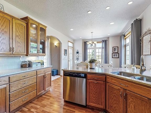 5th image of 600 Hampton Dr E
