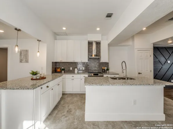 2707 W HOUSTON ST, San Antonio, TX 78207