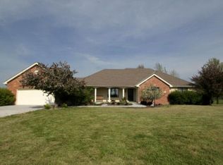 13901 N Robinhood Ln, Kansas City, MO 64164