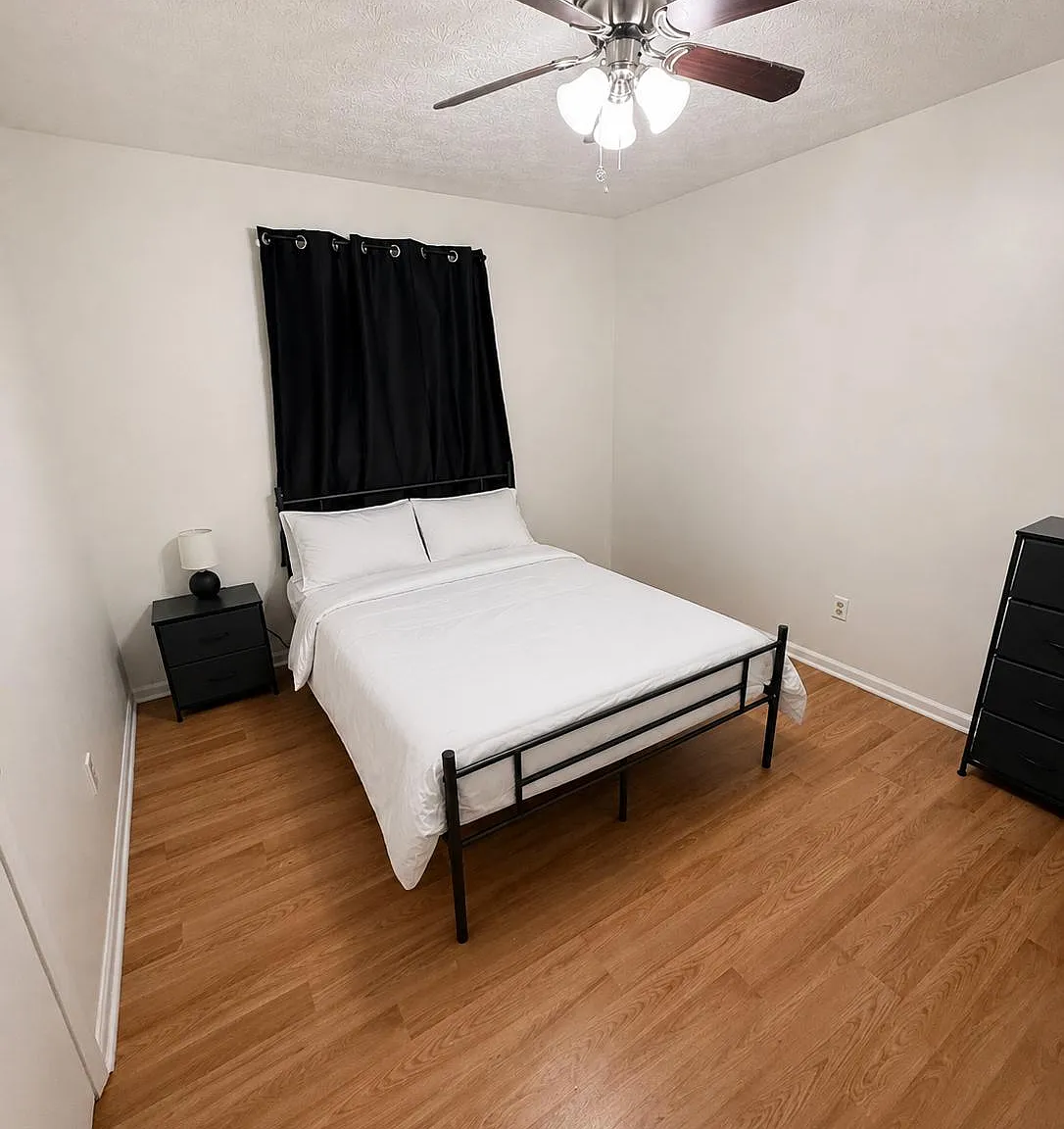 4 bed, 3.0 bath, 3000 sqft, $910 — Photo 1