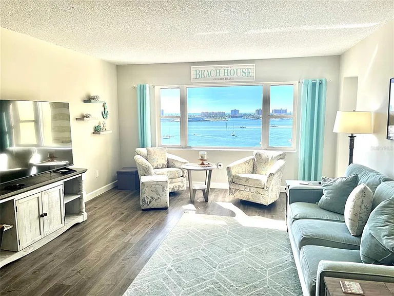 4550 Cove Cir #804 — Photo 8