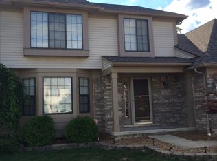 22452 Woodcreek Dr, Brownstown, MI 48134
