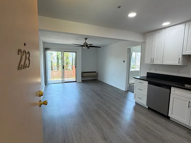 Hawaiian Terrace Apartments — Photo 1