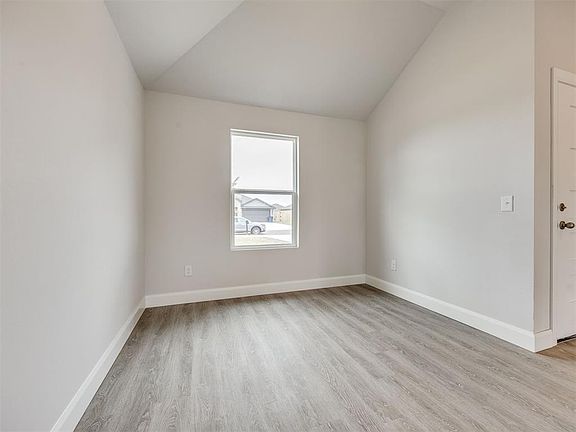5th image of 940 S Bear Ln