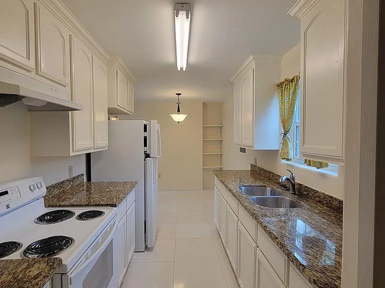 115 Lindsey Ln #C — Photo 3