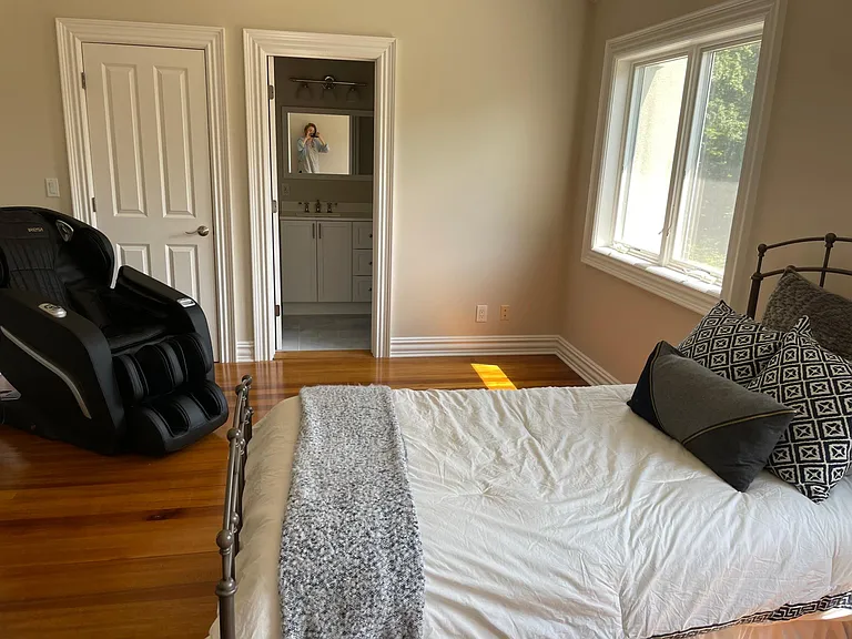 Second floor bedroom with en suite bedroom