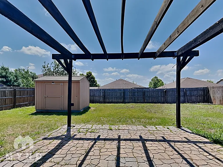 351 Langely — Photo 25
