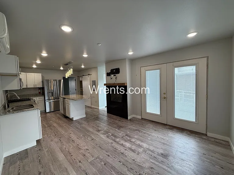 100 3rd St #11 — Photo 2