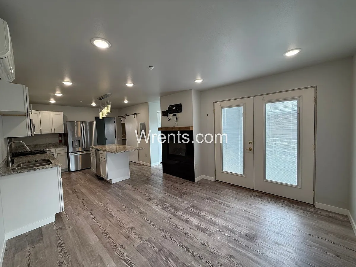 Building Photo - 100 3rd St #11