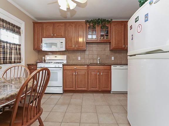 4th image of 244 New Hyde Park Rd