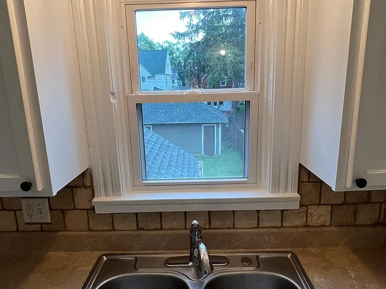 613 Hawthorne St NE — Photo 10