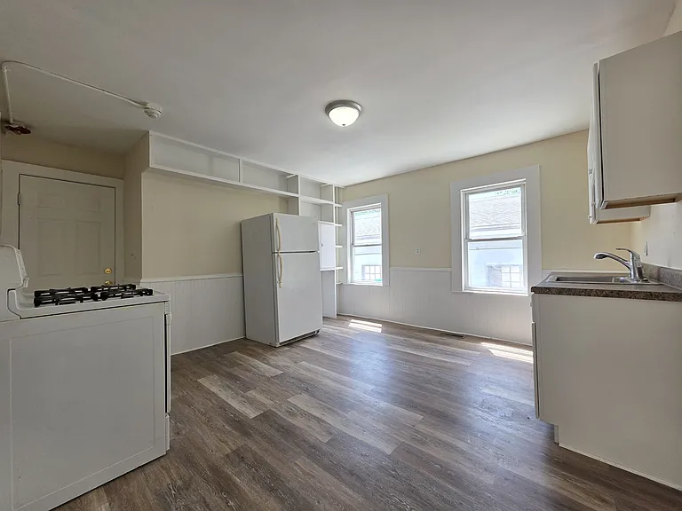  37 Foundry St 1stFlr 2B/1B FreshPaint VinylFlr PetsOK Laundry — Photo 1