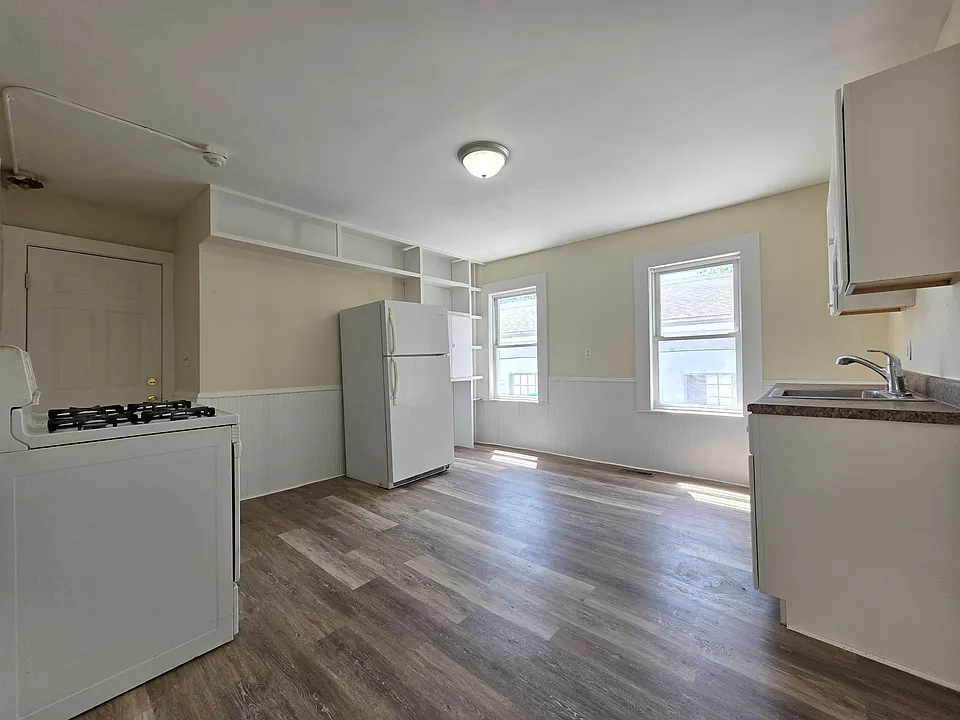  37 Foundry St 1stFlr 2B/1B FreshPaint VinylFlr PetsOK Laundry