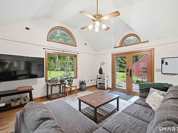 4th image of 370 Levita Road