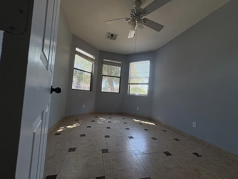 Mother-in-law suite with Bay window