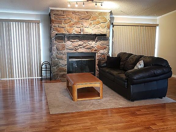 Huge Living Area w/furniture