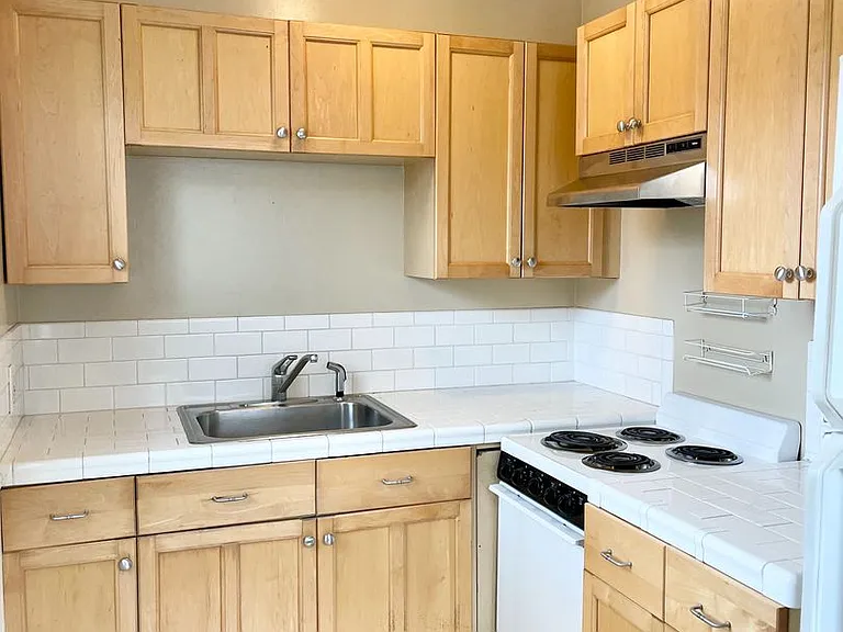 815 15th Ave E #5 — Photo 1