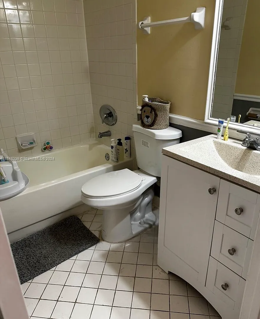 2-bedroom, 2-bathroom condo in a well-maintained gated community, featuring a spectacular direct ... — Photo 4