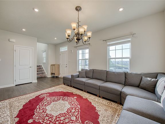 3rd image of 405 Creekside Ct