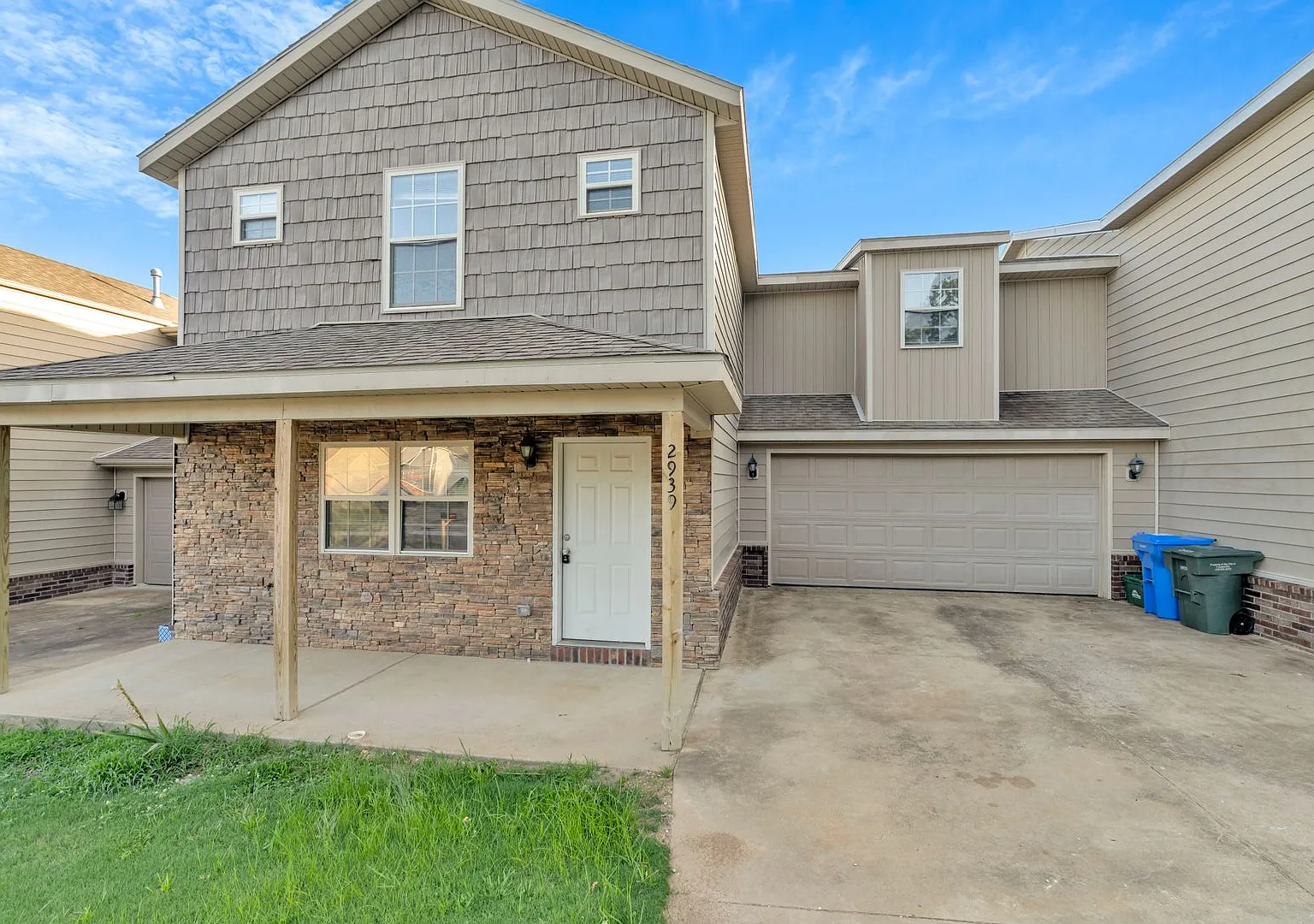 4 Bedroom 2.5 Bath Townhome near Centennial Park! Fenced Yard! — Photo 2