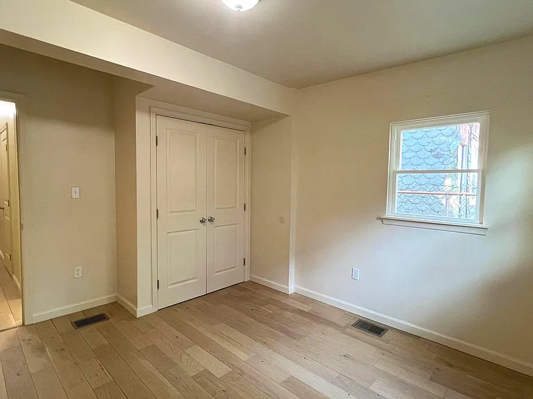 1219 W Silver St — Photo 9