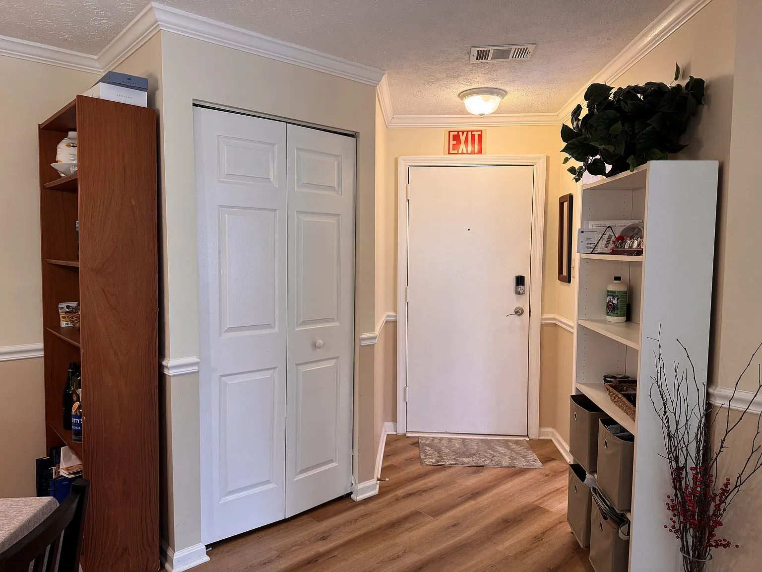 2 bed, 1054 sqft, $1,899 — Photo 4