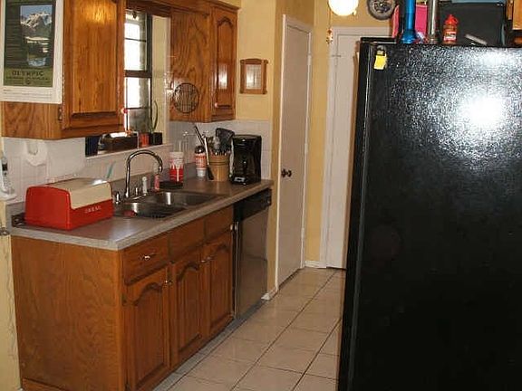 3rd image of 3927 Lillie St