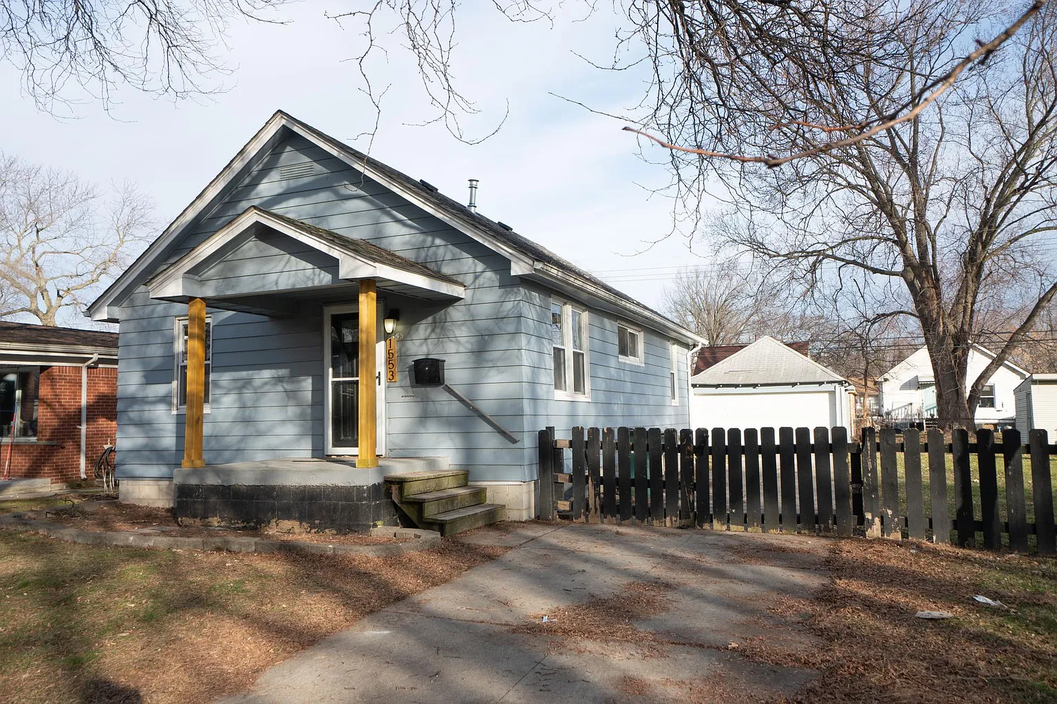 1553 E Jarvis Ave photo 1