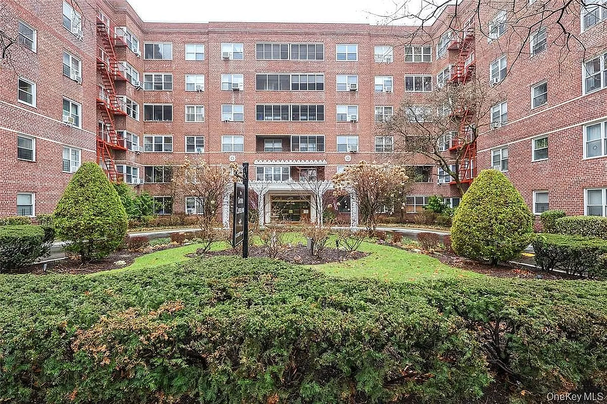 6738 108th St APT C17 photo 1
