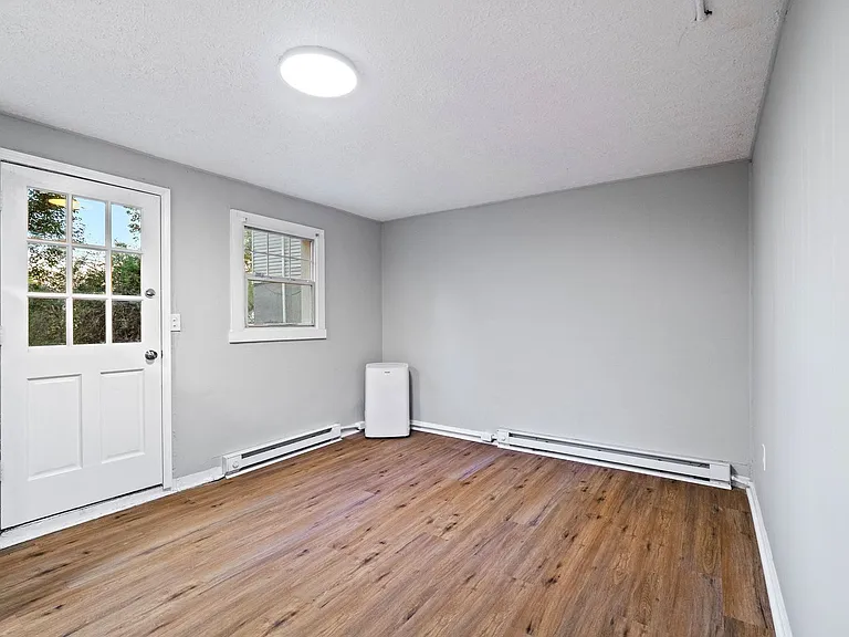513 King George — Photo 8
