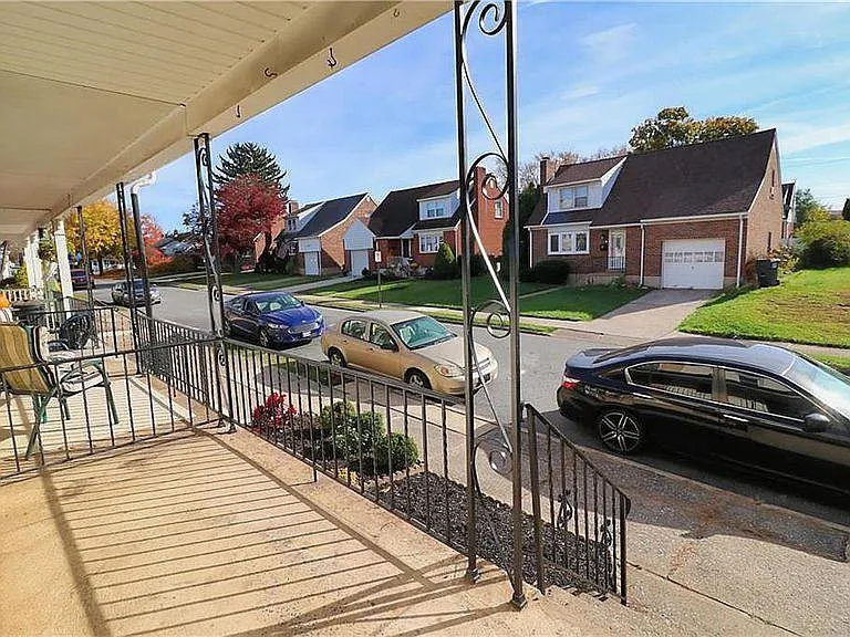 3 bed, 1058 sqft, $1,900 — Photo 2