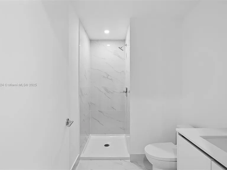 700 NE 24th St — Photo 7