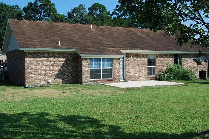 3 bed 2 bath/Fenced yard. Convenient to I-95, Richmond Hill schools, and shopping. — Photo 4