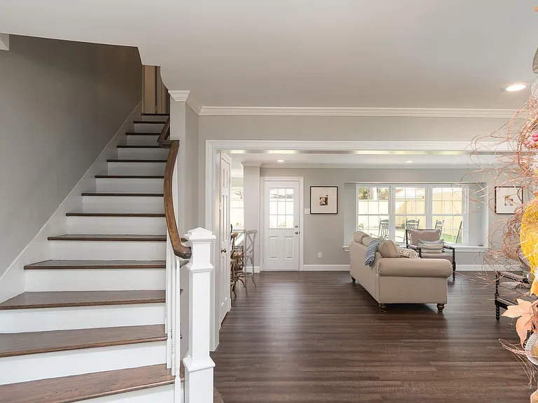 726 Thistlewood Dr — Photo 4