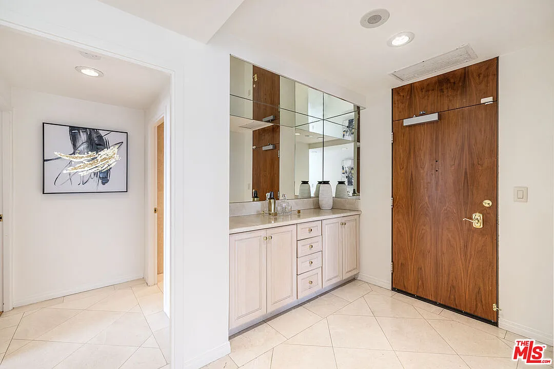 2 bed, 2.0 bath, 1600 sqft, $7,700 — Photo 2