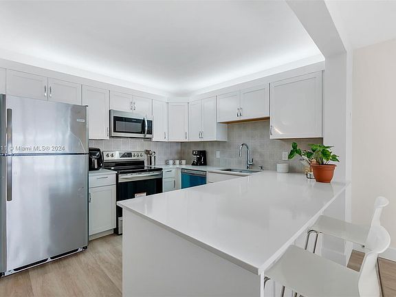 4th image of 305 Liberty Ct