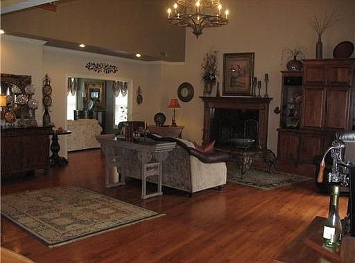 4th image of 1327 N Montview Dr