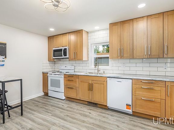 4th image of 434 Chestnut St